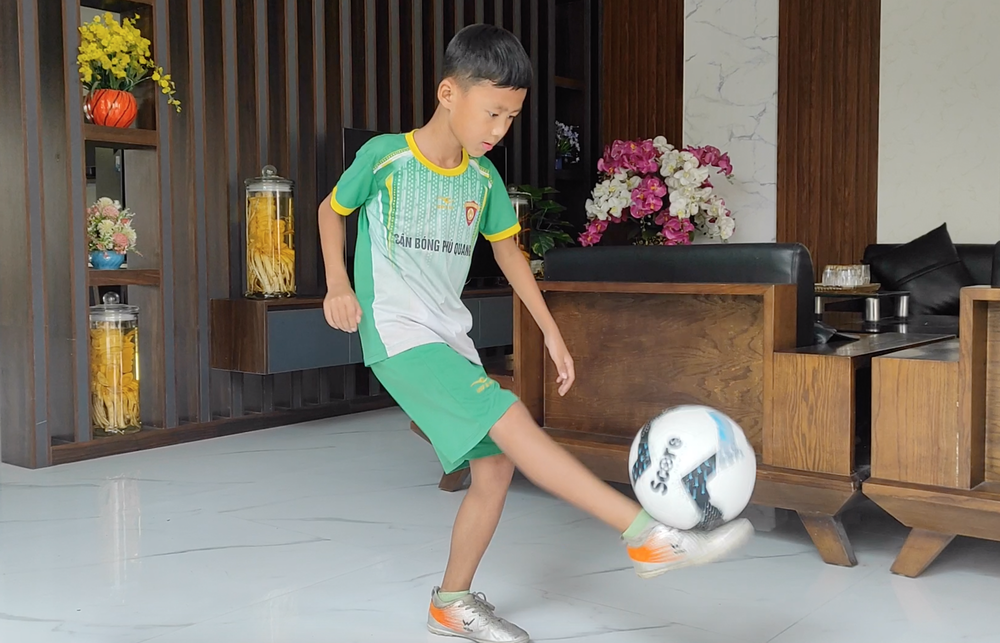 Gặp cậu b&eacute; 8 tuổi t&acirc;ng b&oacute;ng 2.800 lần khiến David Beckham phải thốt l&ecirc;n kinh ngạc - Ảnh 2.