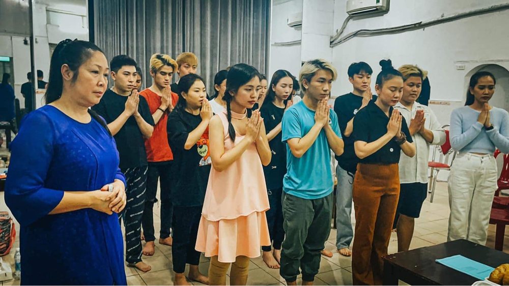 Xúc động: Hồng Vân làm lễ cúng cố nghệ sĩ Anh Vũ, Mai Phương tại sân khấu - Ảnh 1.