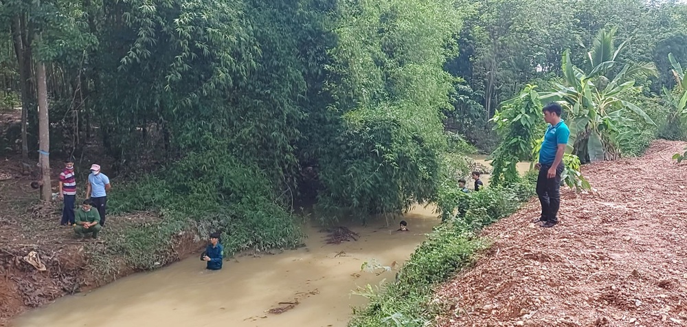 Hơn 70 người tìm kiếm nữ sinh mất tích nghi bị nước cuốn trôi ở Bình Phước - Ảnh 1.