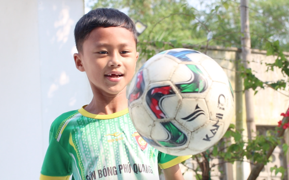 Gặp cậu b&eacute; 8 tuổi t&acirc;ng b&oacute;ng 2.800 lần khiến David Beckham phải thốt l&ecirc;n kinh ngạc - Ảnh 6.