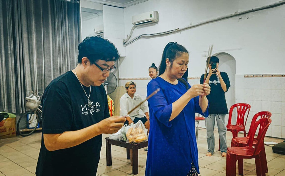 Xúc động Hồng Vân làm lễ cúng cố nghệ sĩ Anh Vũ, Mai Phương tại sân khấu
