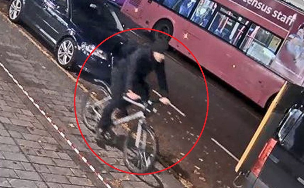 Người đàn ông thản nhiên đạp xe trên phố hành hung phụ nữ, chân tướng sự việc gây bức xúc
