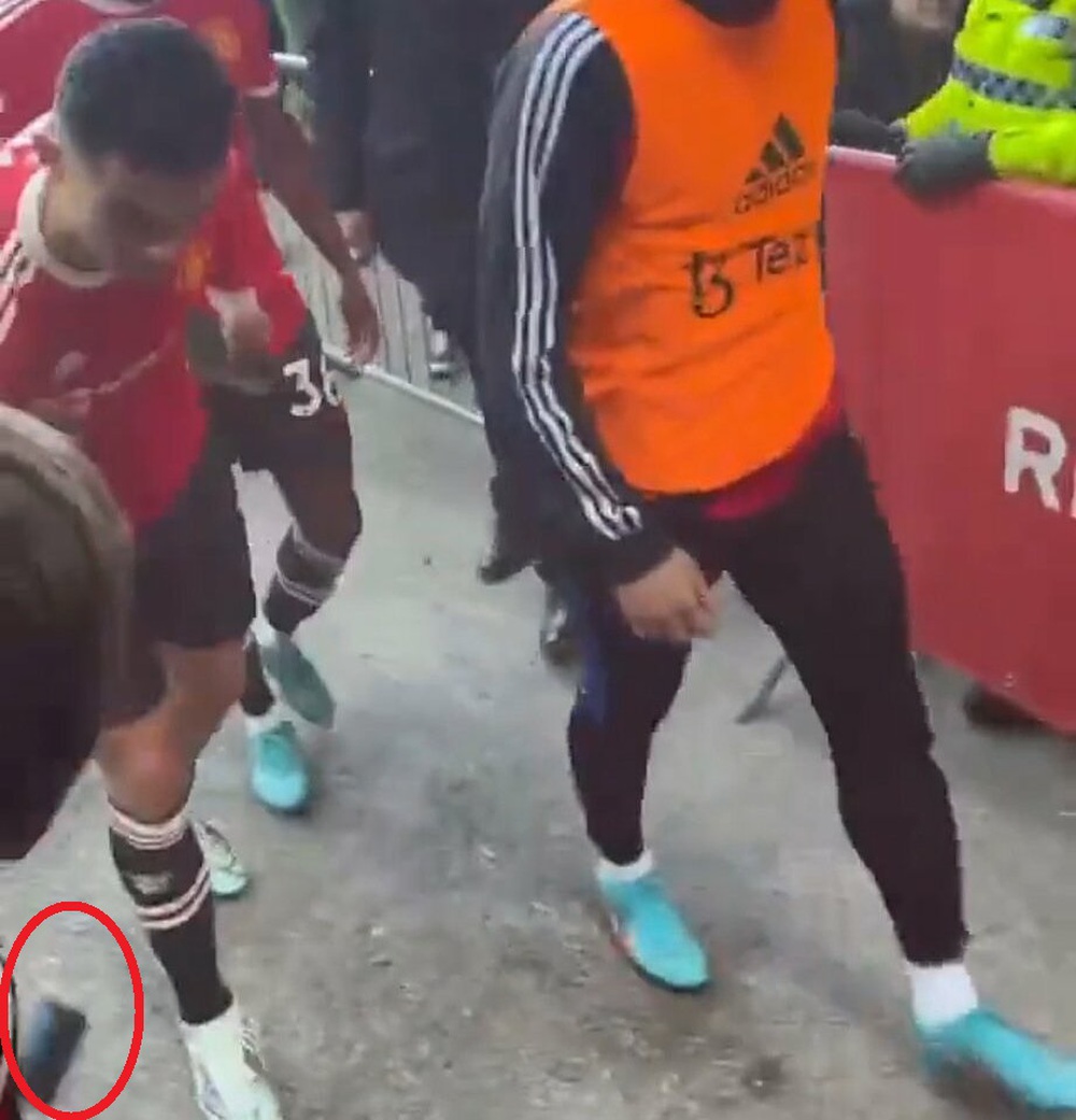 Man United lost painfully, Ronaldo angrily threw the fan's phone?  - Photo 2.