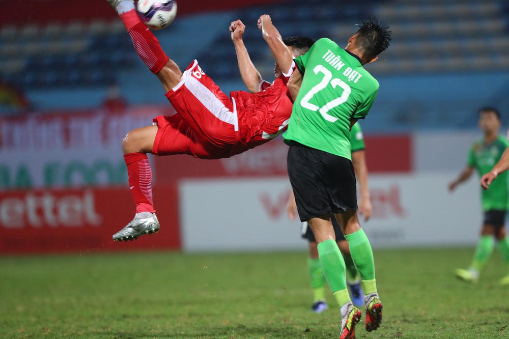 The AFF Cup champion admires the upside down bike of the Vietnamese midfielder U22 - Photo 1.