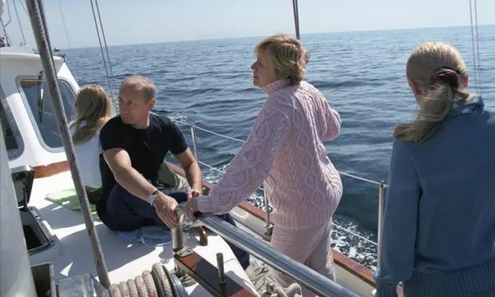 Little is known about the private life of Russian President Vladimir Putin's two daughters - Photo 2.