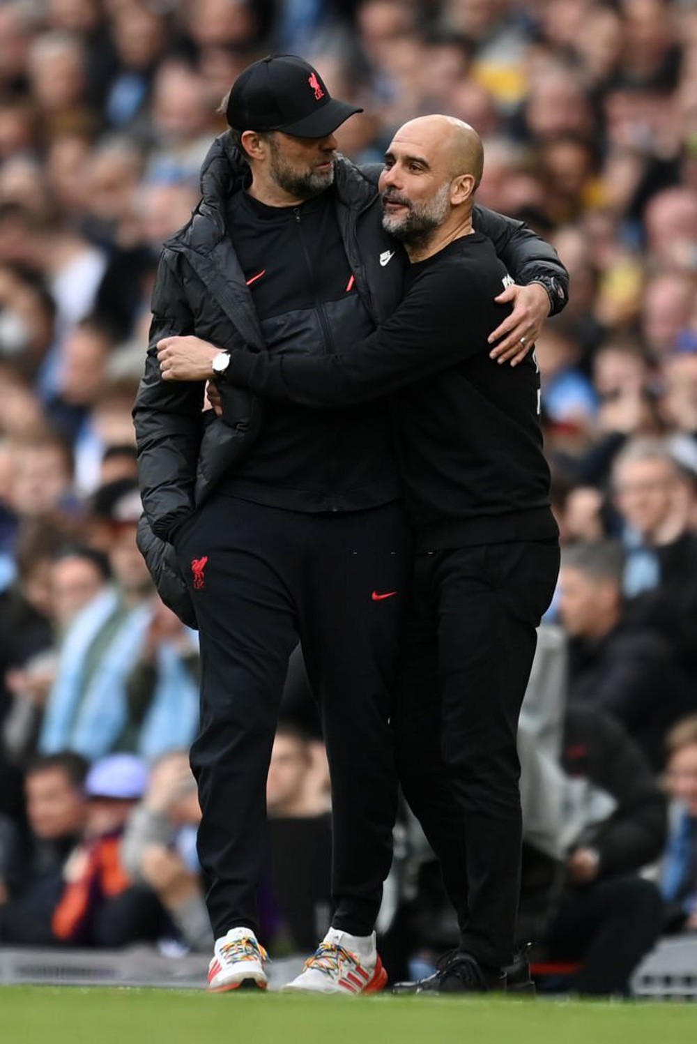 Khoảnh khắc gây thích thú: Pep Guardiola đập tay đầy phấn khích với Juergen Klopp - Ảnh 2.