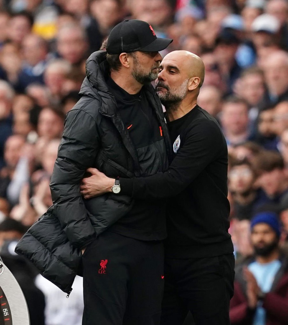 Khoảnh khắc gây thích thú: Pep Guardiola đập tay đầy phấn khích với Juergen Klopp - Ảnh 3.