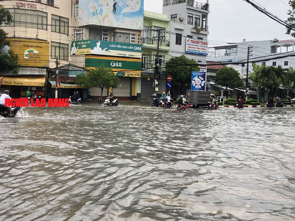 CLIP: Mưa cực lớn, đường phố Bạc Liêu chìm trong biển nước - Ảnh 12.