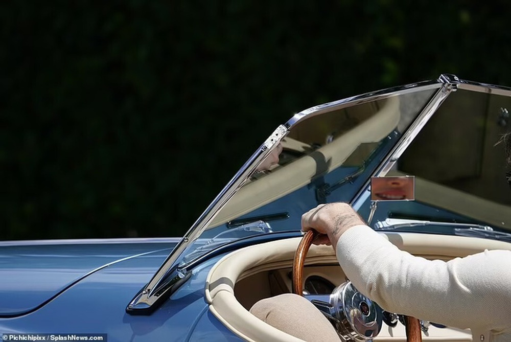 The breakfast party closed the super wedding: Brooklyn Beckham cuddled his tycoon wife, David gave his son a Jaguar car of 11.4 billion - Photo 15.