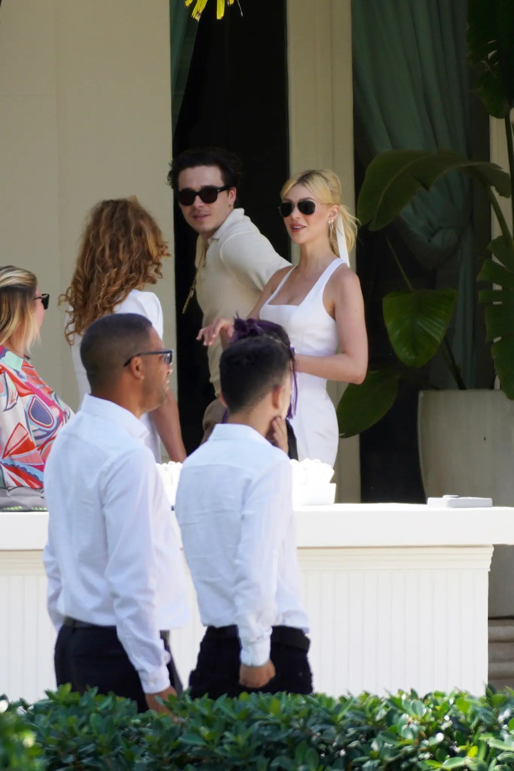 The breakfast party closed the super wedding: Brooklyn Beckham cuddled his tycoon wife, David gave his son a Jaguar car of 11.4 billion - Photo 3.