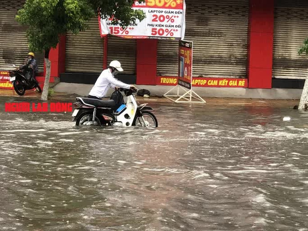 CLIP: Mưa cực lớn, đường phố Bạc Liêu chìm trong biển nước - Ảnh 8.