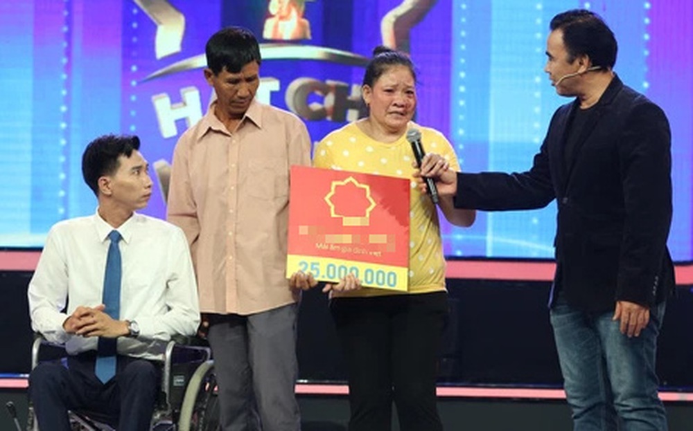 MC Quyền Linh tặng 20 xe lăn cho cựu giảng viên liệt chân, người mẹ bật khóc