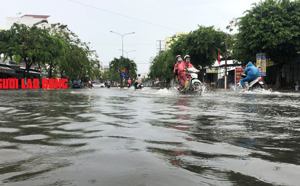 CLIP: Mưa cực lớn, đường phố Bạc Liêu chìm trong biển nước