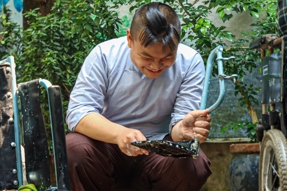 Sư thầy tái chế cả nghìn xe lăn cho ai khó khăn để họ ngắm bầu trời rộng lớn ngoài kia - Ảnh 6.