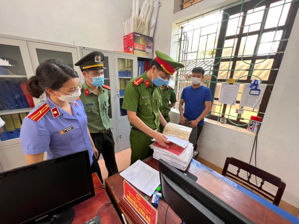 Nhiều cán bộ địa chính bị bắt: Lật tẩy chiêu trò hành dân để vòi tiền khi làm bìa đất - Ảnh 1.