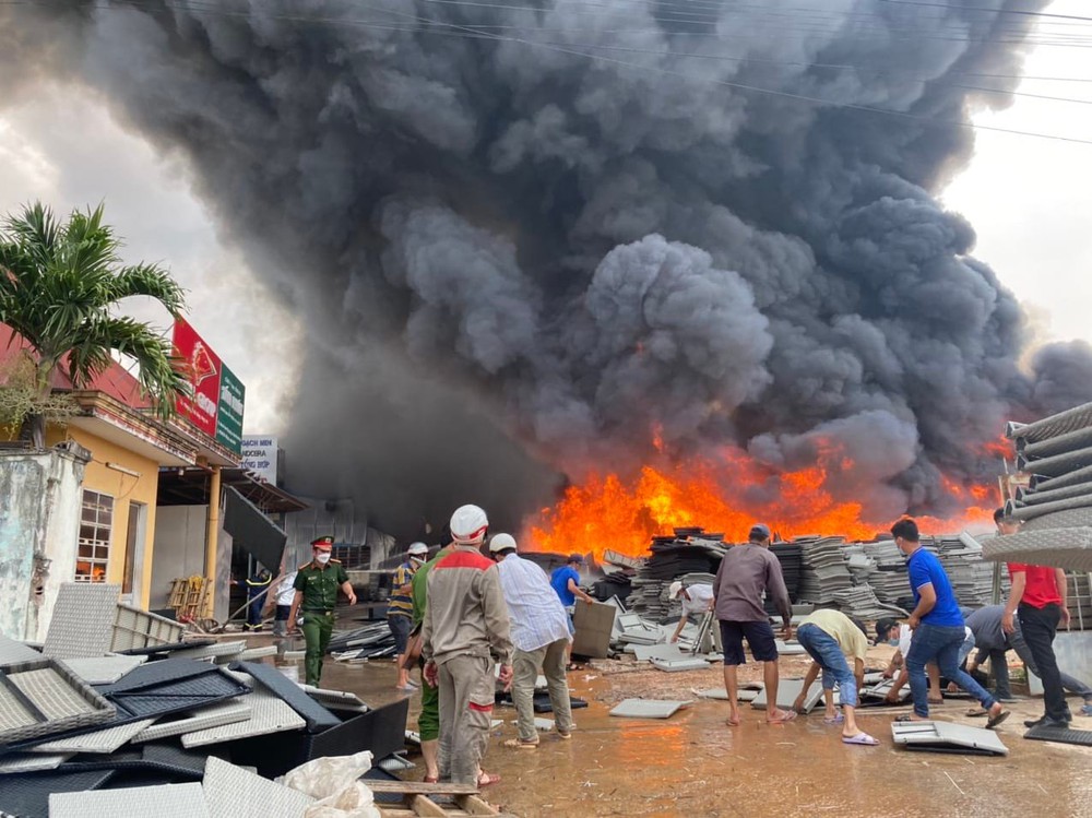 Cháy lớn ở Khu công nghiệp Nhơn Bình, khỏi lửa bốc lên ngùn ngụt - Ảnh 2.