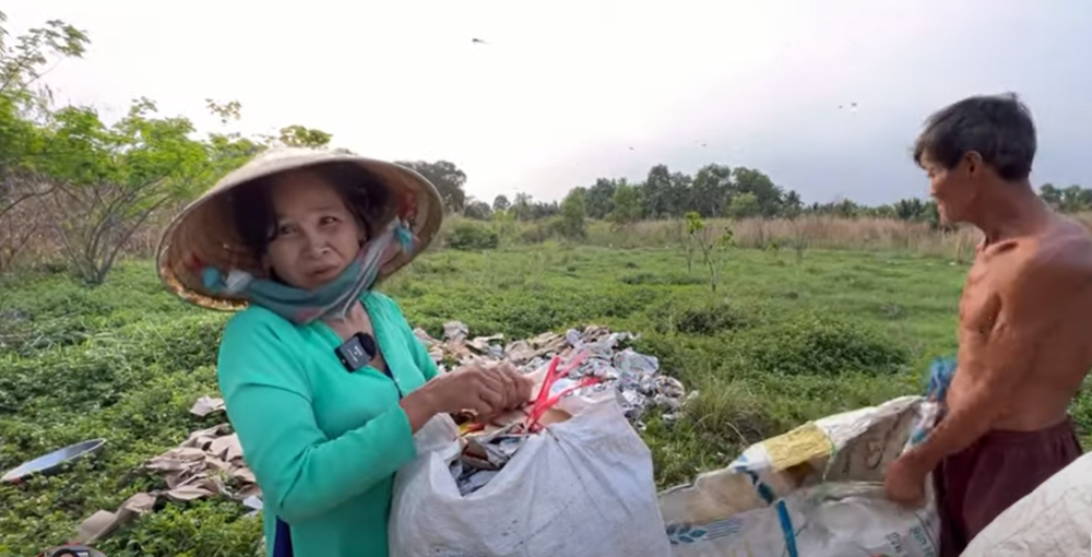 An old couple who have been collecting bottles for decades in a tent without electricity and water, want to return home, but are helpless - Photo 1.