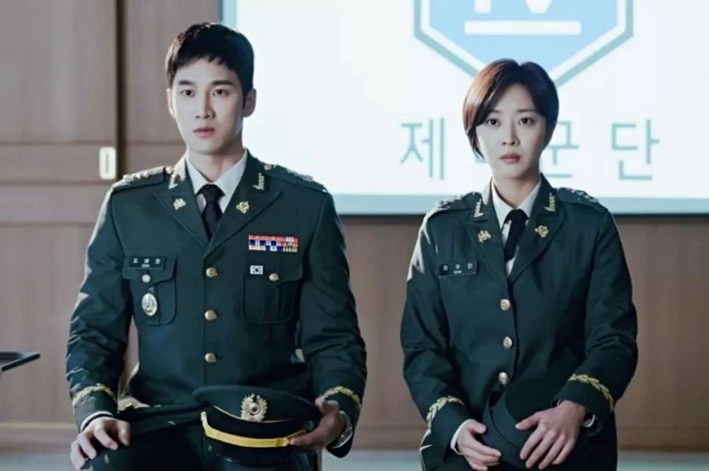 4 mỹ nam Hàn đẹp rụng rời trong trang phục quân nhân: Hyun Bin và Song Joong Ki ai hơn ai? - Ảnh 8.