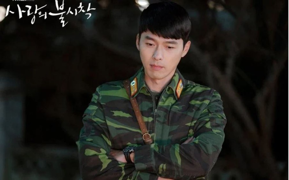4 mỹ nam Hàn đẹp rụng rời trong trang phục quân nhân: Hyun Bin và Song Joong Ki ai hơn ai? - Ảnh 2.