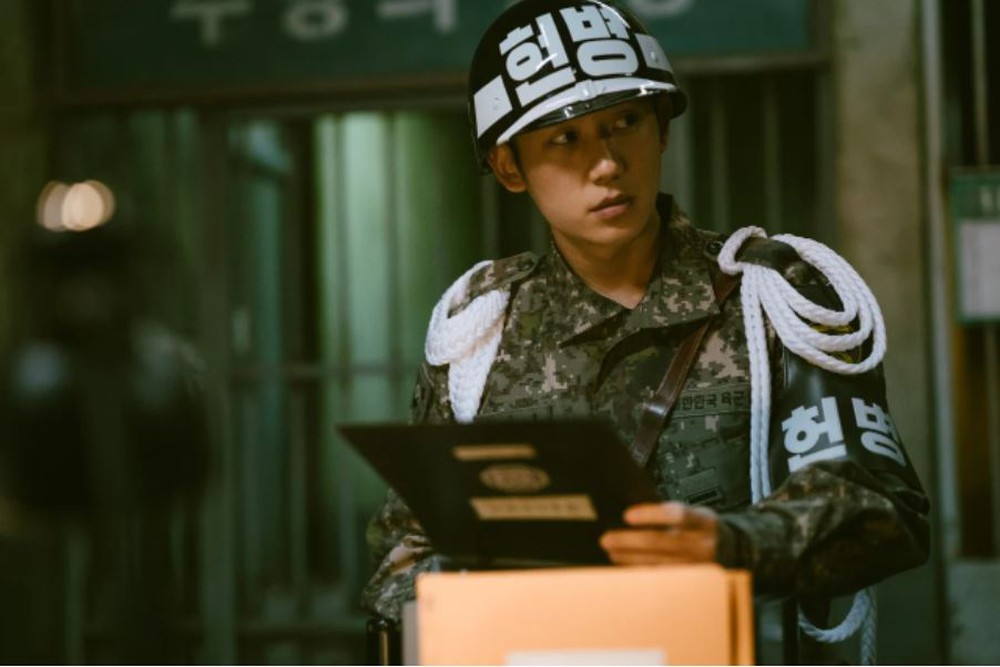 4 mỹ nam Hàn đẹp rụng rời trong trang phục quân nhân: Hyun Bin và Song Joong Ki ai hơn ai? - Ảnh 5.