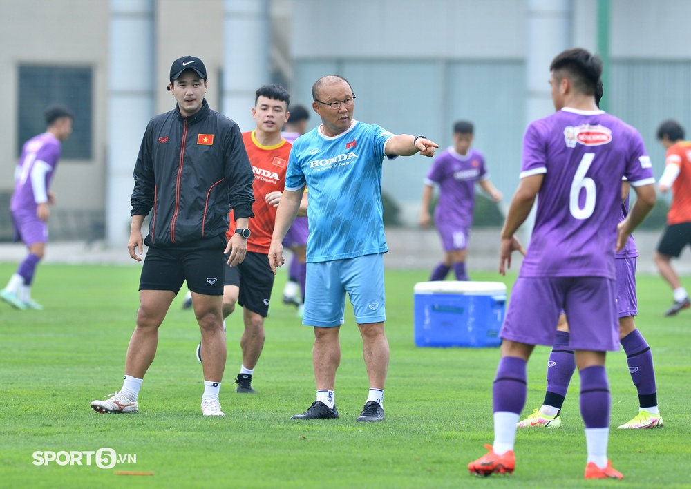 Trợ lý Lee Young-jin lừa bóng khiến Thanh Bình bẽ bàng, HLV Park Hang-seo dạy lại cầu thủ U23 cách đá ma - Ảnh 11.