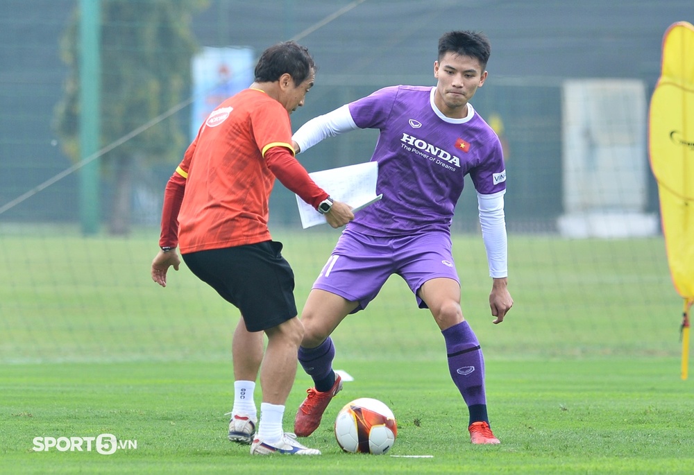 Trợ lý Lee Young-jin lừa bóng khiến Thanh Bình bẽ bàng, HLV Park Hang-seo dạy lại cầu thủ U23 cách đá ma - Ảnh 5.