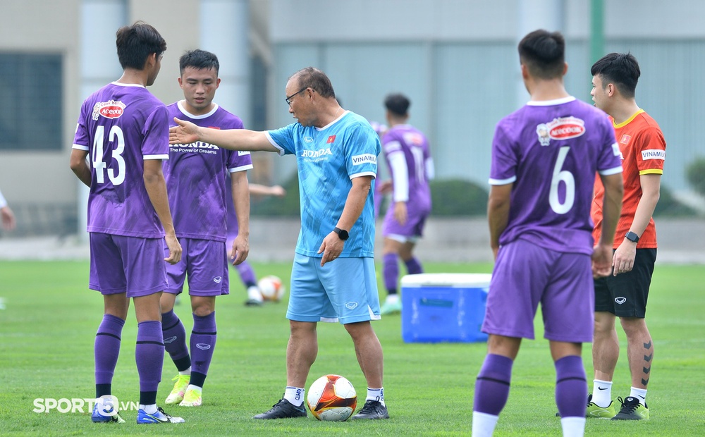 Trợ lý Lee Young-jin lừa bóng khiến Thanh Bình bẽ bàng, HLV Park Hang-seo dạy lại cầu thủ U23 cách đá ma - Ảnh 10.