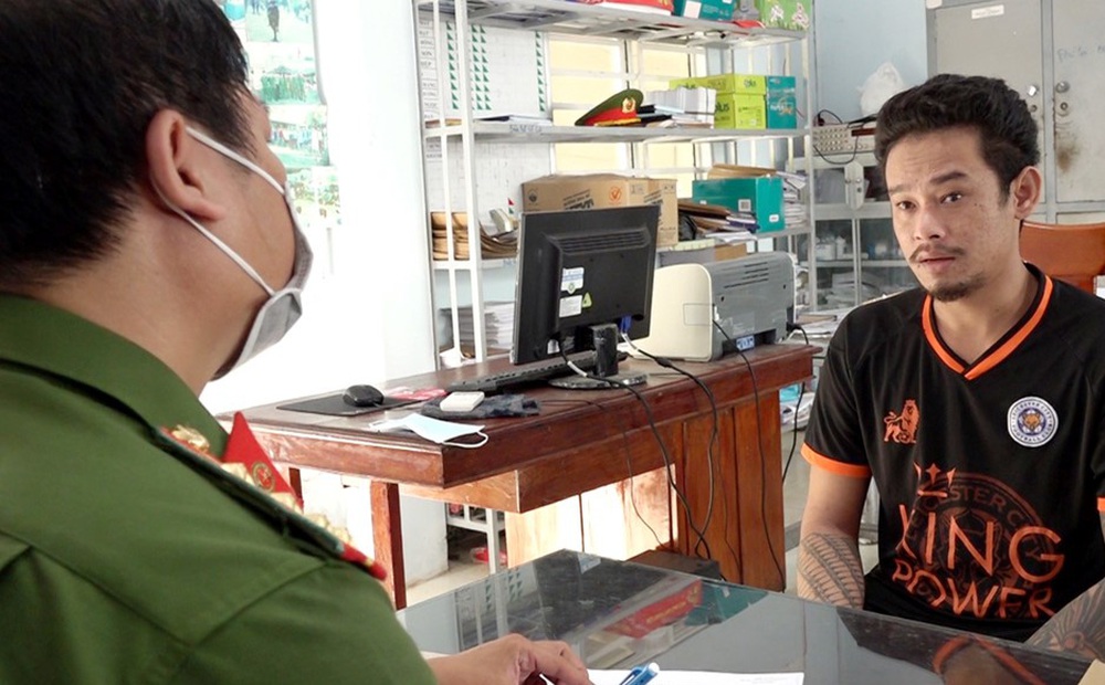 Nửa đêm thấy hai thanh niên xuất hiện trước nhà, hai cha con cự cãi, bị chém trọng thương