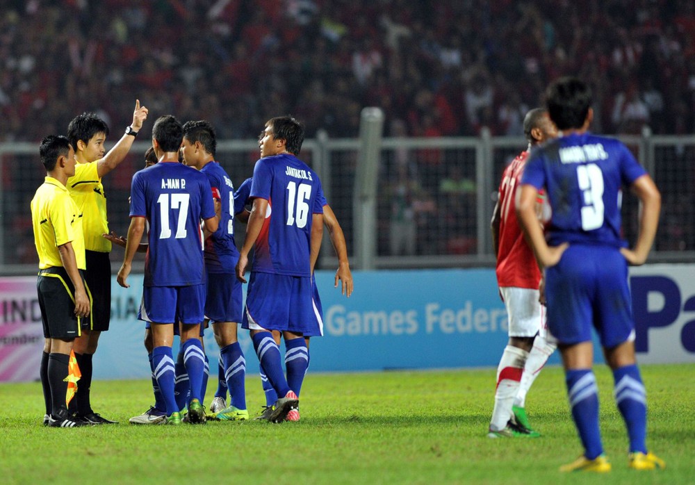 Bunmathan received 2 red cards in 3 days, Thailand sank into the abyss at the SEA Games - Photo 2. Bunmathan received 2 red cards in 3 days, Thailand sank into the abyss at the SEA Games - Photo 2.