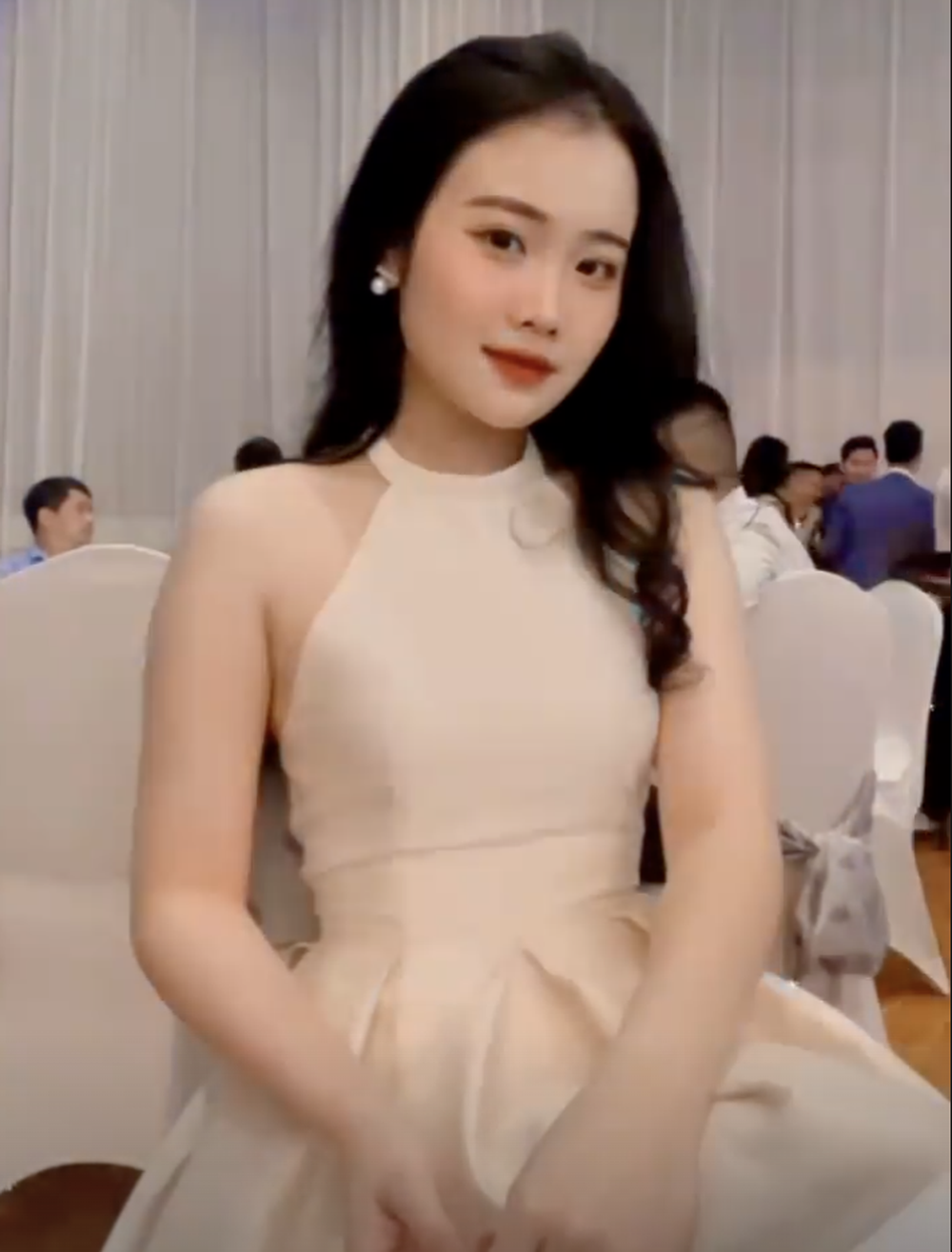 Văn Hậu và Hải My trò chuyện vui vẻ, HLV Park Hang-seo vui ra mặt tại đám cưới của Thành Chung - Ảnh 2.