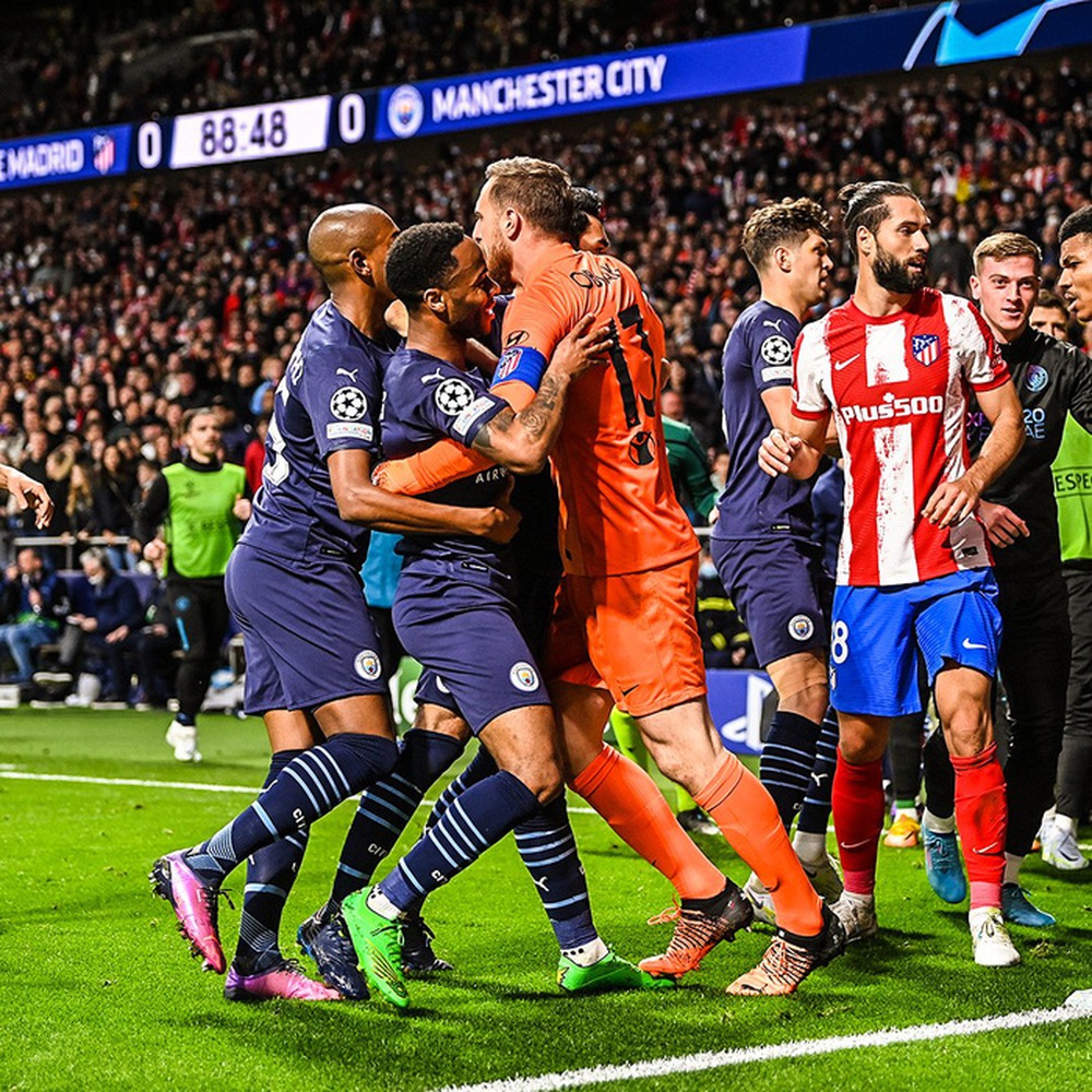 Rio Ferdinand: Cầu thủ Atletico nên cảm thấy xấu hổ vì những trò hề ấy - Ảnh 1.