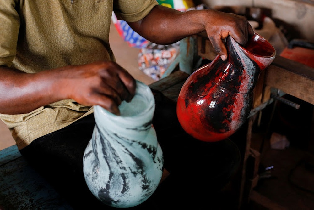 The man skillfully turned glass into an art product that thousands of people loved - Photo 3.