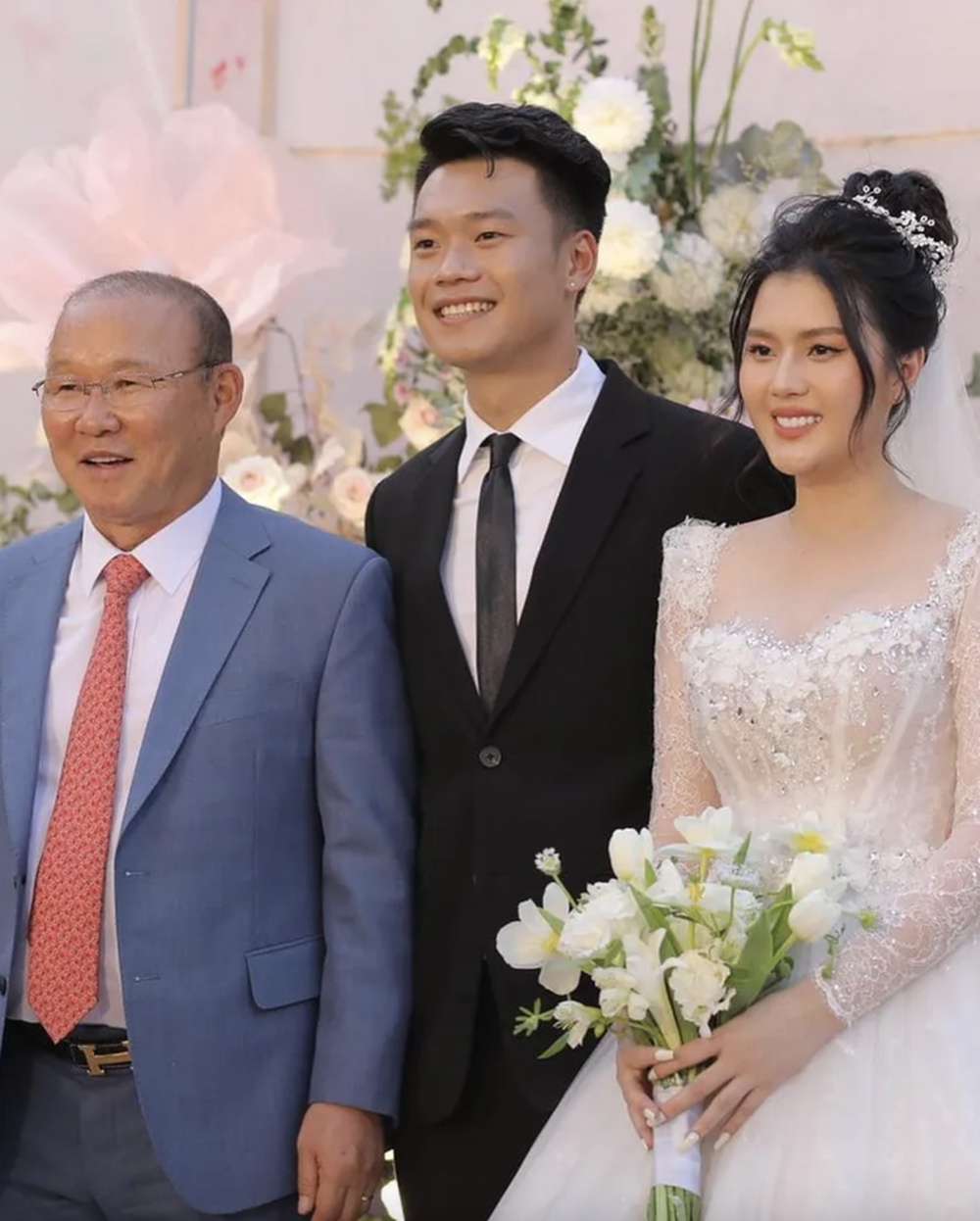 Văn Hậu và Hải My trò chuyện vui vẻ, HLV Park Hang-seo vui ra mặt tại đám cưới của Thành Chung - Ảnh 6.