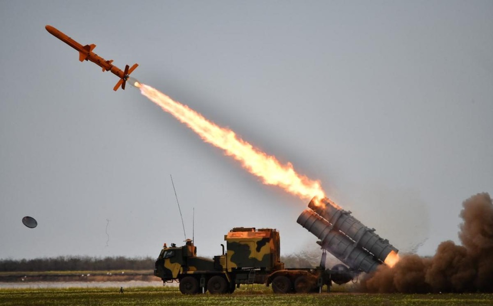 NÓNG: Ukraine tuyên bố dùng 2 tên lửa Neptune bắn trúng tuần dương hạm Moskva của Nga