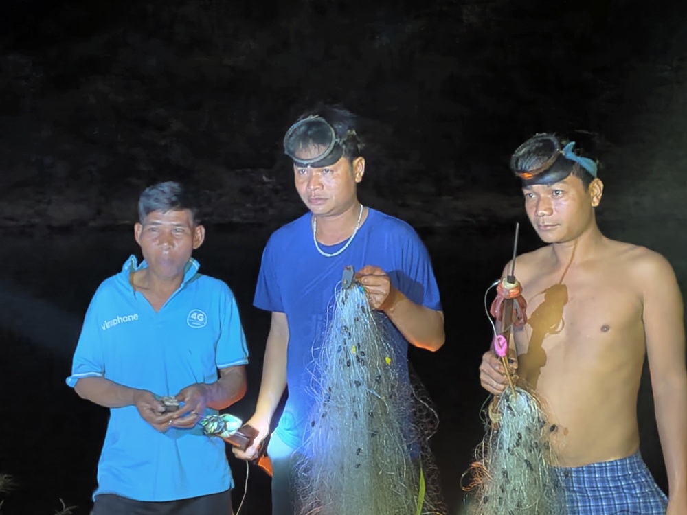Xuyên đêm săn cá mát - đặc sản độc nhất vô nhị ở vùng cao tỉnh Quảng Trị - Ảnh 1.