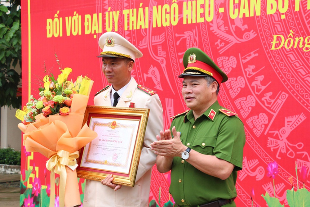 Trao Huân chương Dũng cảm của Chủ tịch nước cho đại úy cảnh sát cứu sống 4 người - Ảnh 1.