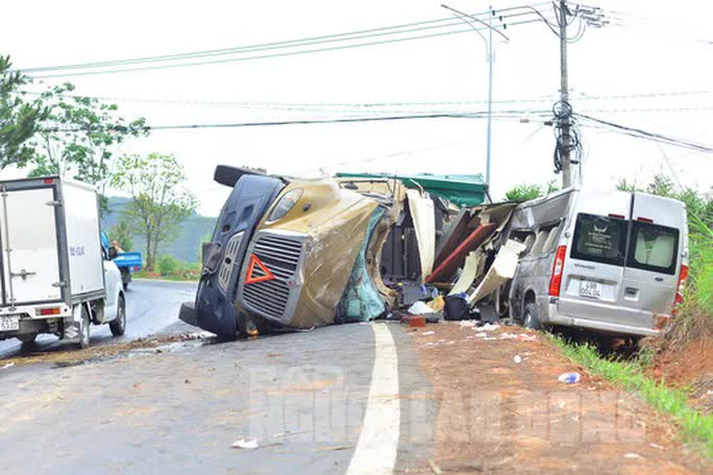 Tai nạn nghiêm trọng trên đèo Mimosa Đà Lạt, 7 người bị thương - Ảnh 1.