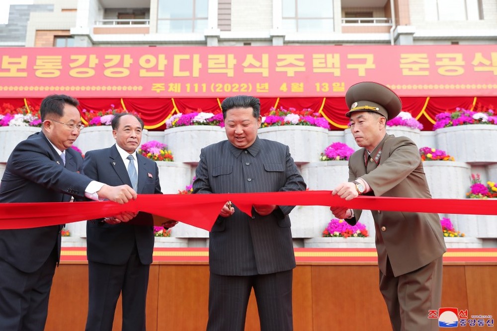 Ông Kim Jong-un tặng nhà cho Quý bà áo hồng: Có gì bên trong khu nhà đẹp như cung điện? - Ảnh 1.