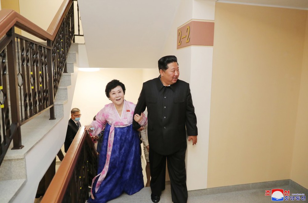 Ông Kim Jong-un tặng nhà cho Quý bà áo hồng: Có gì bên trong khu nhà đẹp như cung điện? - Ảnh 4.