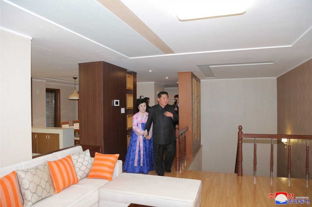 Ông Kim Jong-un tặng nhà cho Quý bà áo hồng: Có gì bên trong khu nhà đẹp như cung điện? - Ảnh 5.