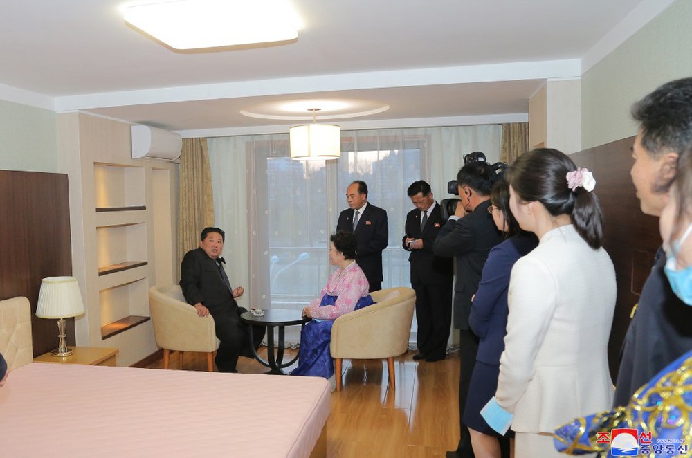 Ông Kim Jong-un tặng nhà cho Quý bà áo hồng: Có gì bên trong khu nhà đẹp như cung điện? - Ảnh 6.