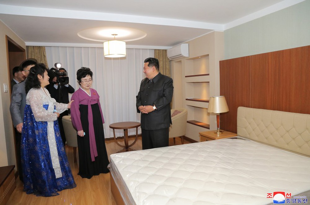 Ông Kim Jong-un tặng nhà cho Quý bà áo hồng: Có gì bên trong khu nhà đẹp như cung điện? - Ảnh 7.