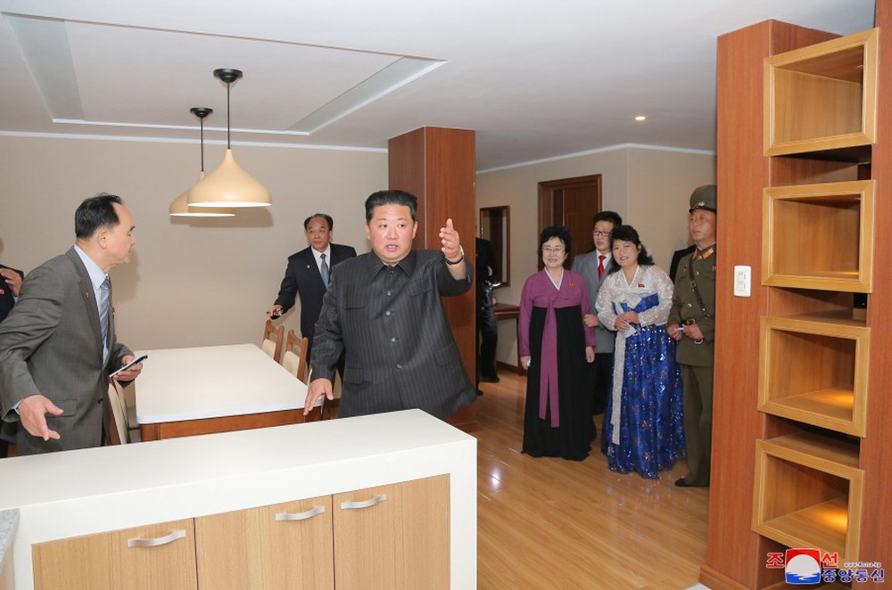 Ông Kim Jong-un tặng nhà cho Quý bà áo hồng: Có gì bên trong khu nhà đẹp như cung điện? - Ảnh 8.