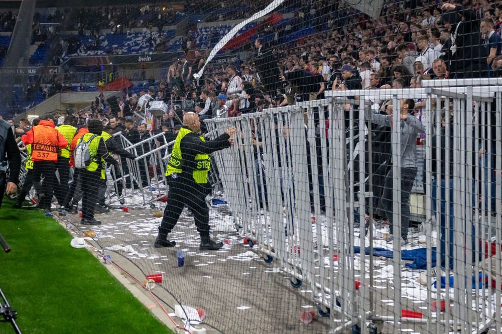 Fan Lyon phá hoại hàng rào, ẩu đả với nhân viên an ninh sau trận thua trắng 0-3 ngay trên sân nhà - Ảnh 2.