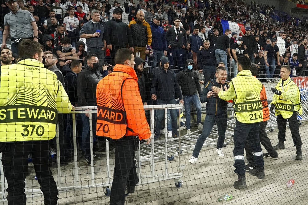 Fan Lyon phá hoại hàng rào, ẩu đả với nhân viên an ninh sau trận thua trắng 0-3 ngay trên sân nhà - Ảnh 3.