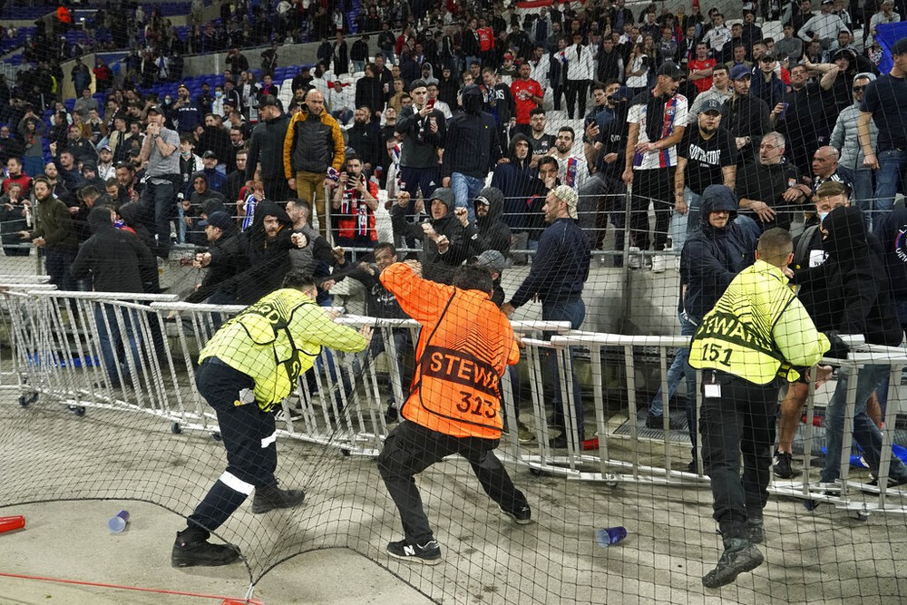 Fan Lyon phá hoại hàng rào, ẩu đả với nhân viên an ninh sau trận thua trắng 0-3 ngay trên sân nhà - Ảnh 4.