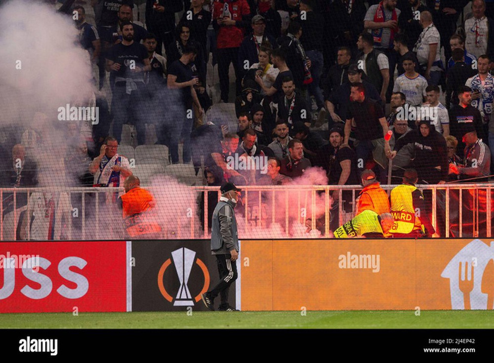 Fan Lyon phá hoại hàng rào, ẩu đả với nhân viên an ninh sau trận thua trắng 0-3 ngay trên sân nhà - Ảnh 7.