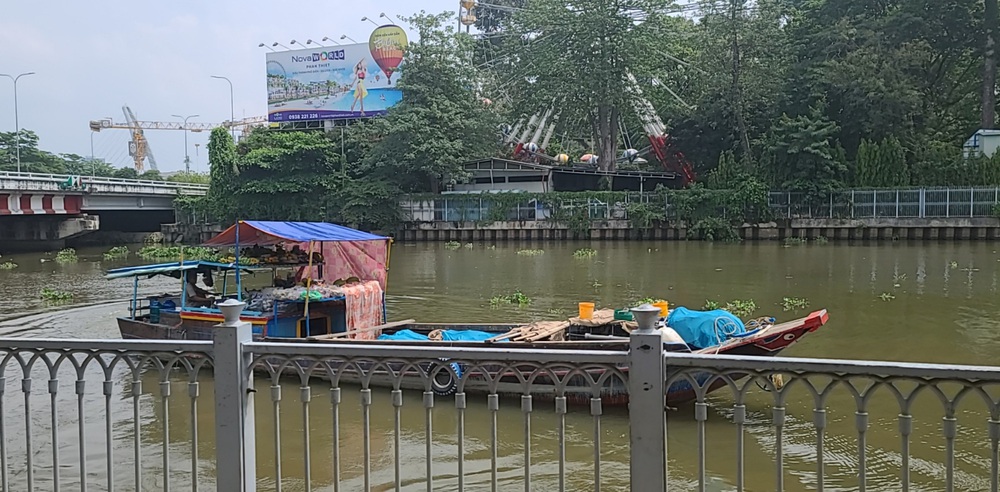 Dùng ghe đưa thi thể nam giới trôi trên kênh Nhiêu Lộc - Thị Nghè vào bờ - Ảnh 1.