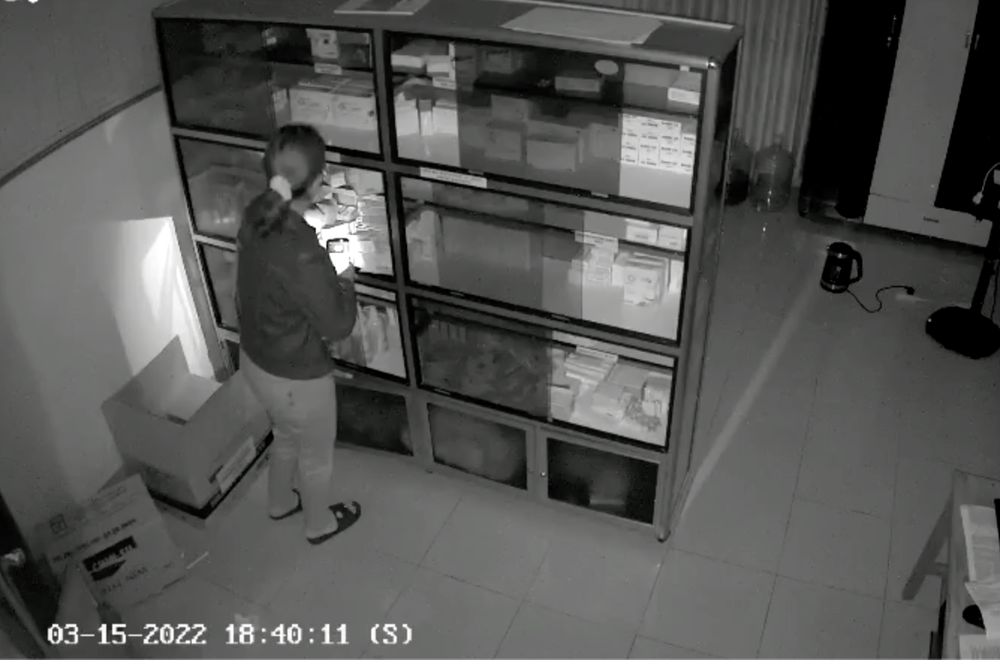 Camera bắt quả tang nữ trạm trưởng lén lấy thuốc trong tủ ở trạm y tế mang đi bán - Ảnh 1.