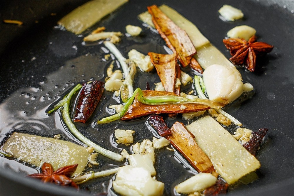 Weekend delicacies: How to make beer-braised duck for a cold day - Photo 2.